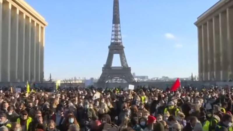 manifestazione in francia contro la legge salva polizia