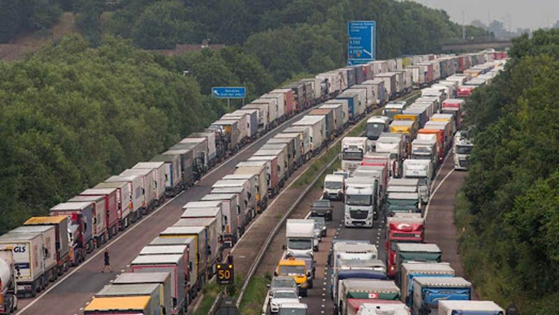 “Presto non ci sarà nemmeno la carta igienica sugli scaffali dei supermercati”: è allarme in tutta Italia.