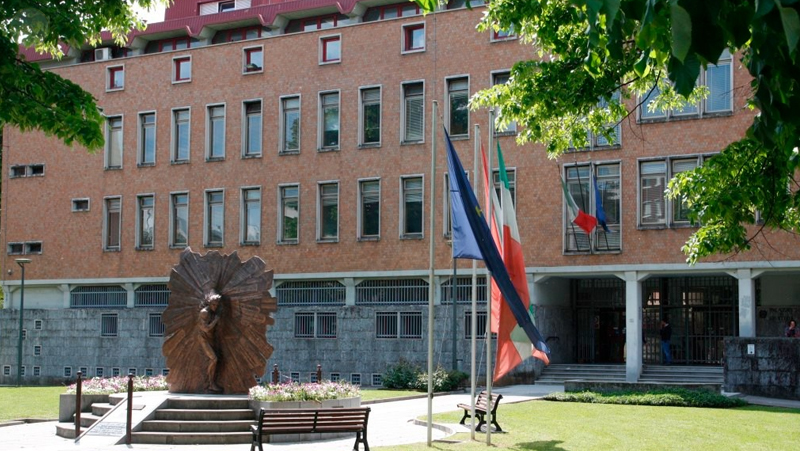 SCOPPIA LA BOMBA SULLE INOCULAZIONI DEI SIERI: Il PM di Pordenone indaga contro lo stato per lesioni colpose e omicidio colposo Art. 445 Codice Penale non ci sono gli studi sui vaccini SULLA SCRIVANIA DEL PM A PORDENONE ARRIVANO LE PRIME NOTIZIE DI REATO