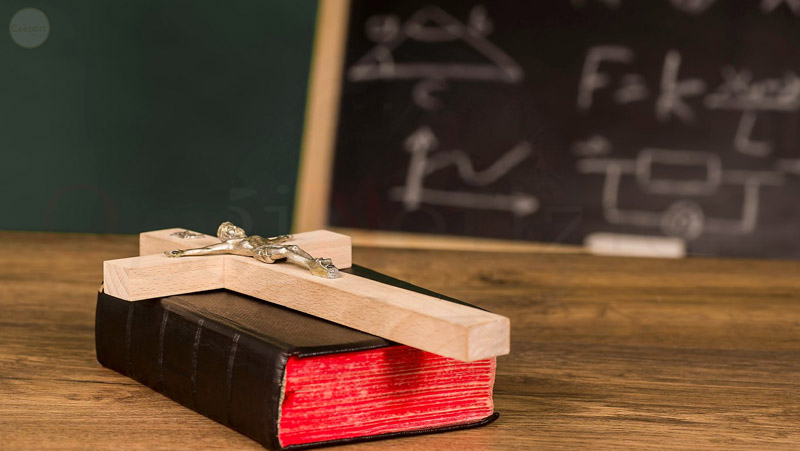 Docente recita in classe Ave Maria e Padre Nostro con gli alunni: sospesa per 20 giorni con riduzione dello stipendio Docente recita in classe Ave Maria e Padre Nostro con gli alunni