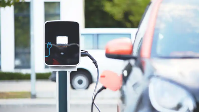 Dal prossimo anno il governo tedesco limiterà l'uso di caricabatterie per auto elettriche e pompe di calore
