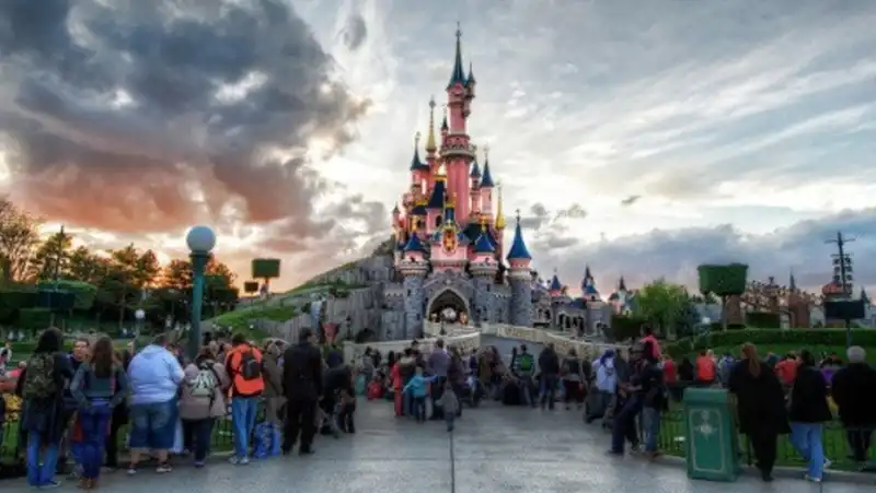 Usa - in arresto decine di dipendenti dei parchi Disney per aver abusato di bambini