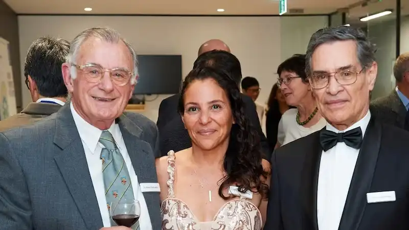 Laurencia Villalba celebra il suo premio con suo padre Carlos Villalba (a destra) e Robert McCurdie (a sinistra), il dodicesimo paziente a cui ha trattato questo problema con questa tecnica. ( Credito: distretto sanitario locale di Illawarra Shoalhaven )