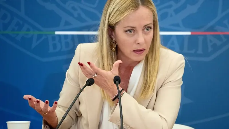 Sogno di una sostituzione di mezza estate e gli ultimi valzer della Seconda Repubblica Sogno di una sostituzione di mezza estate e gli ultimi valzer della Seconda Repubblica