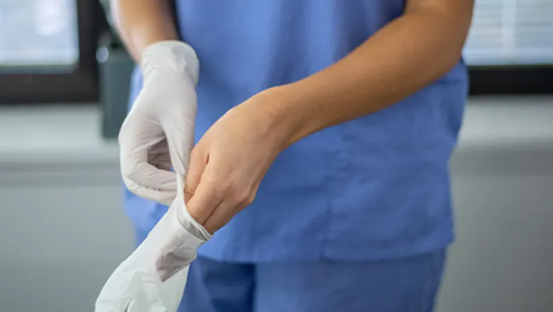 L’uso improprio di guanti non sterili aumenta il rischio di infezioni! Pensare a salumieri e macellai che li indossano, ed a cosa comporti L'uso improprio di guanti non sterili aumenta il rischio di infezioni