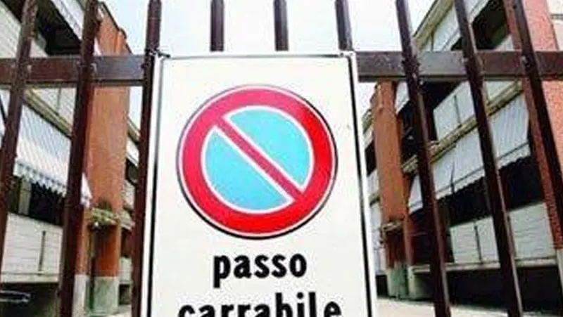 Scoppia il caso del passo carrabile «antifascista»: ora il Comune ci ripensa Scoppia il caso del passo carrabile «antifascista»: ora il Comune ci ripensa